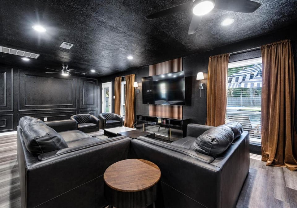 2King Suites HeatedPool Arcade and Pickleball House in Cypress