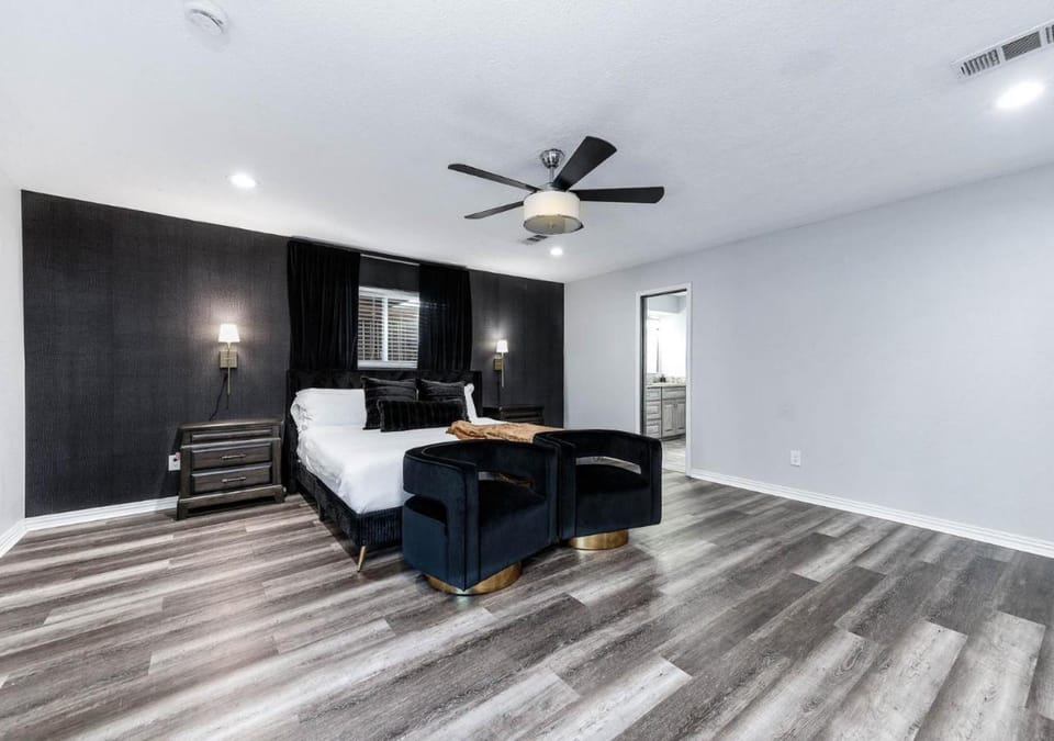 2King Suites HeatedPool Arcade and Pickleball House in Cypress