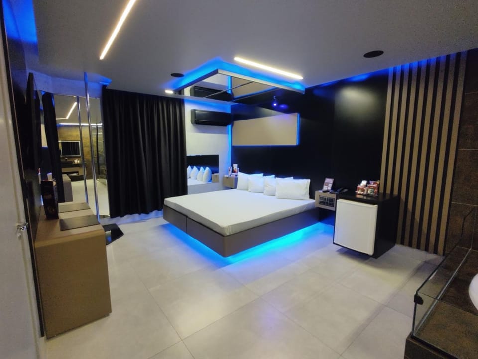 Bed, TV and multimedia, Bedroom, oven, air conditioner