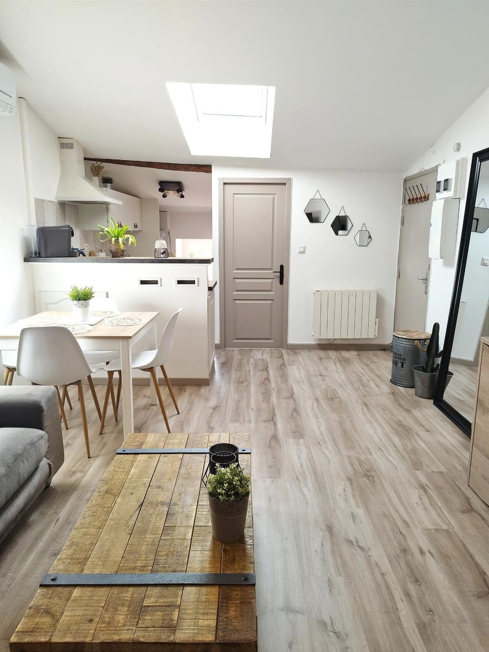 Seating area, Dining area