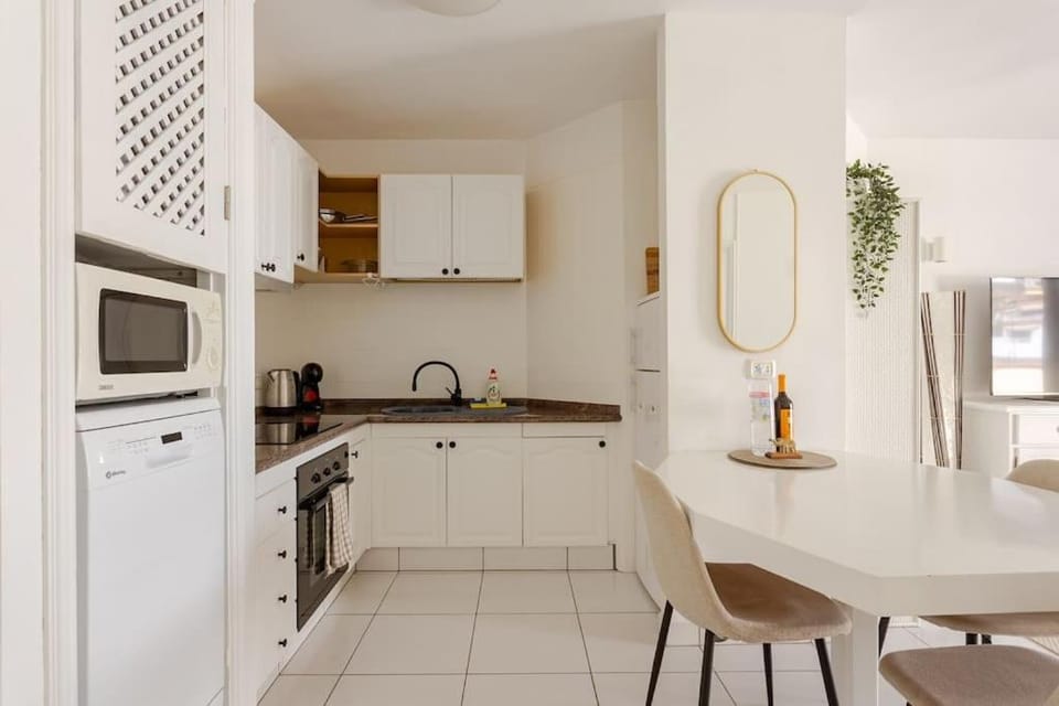 Kitchen or kitchenette, Dining area, dishwasher