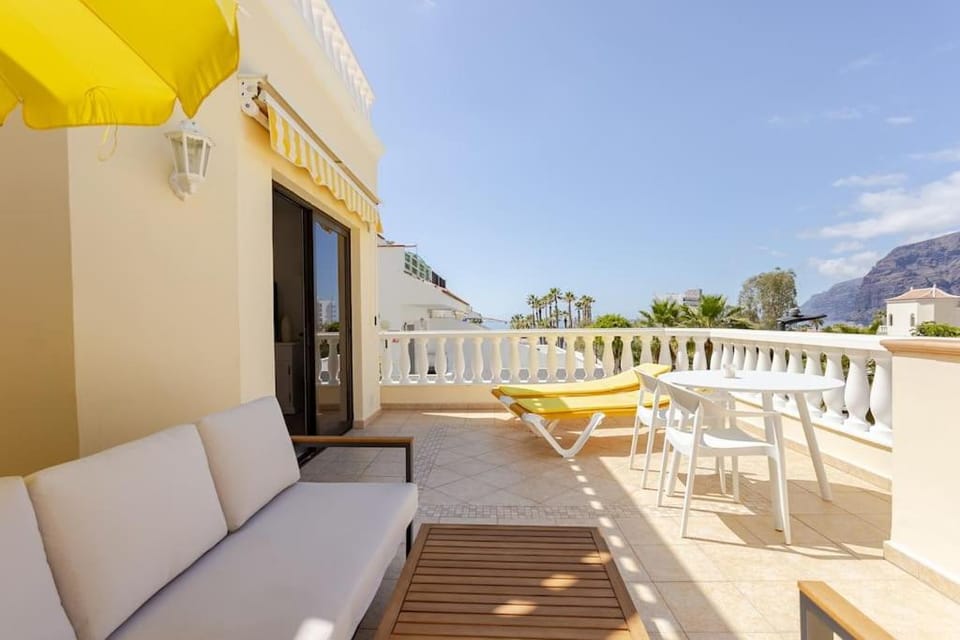 Patio, View (from property/room), Balcony/Terrace, Seating area, Mountain view