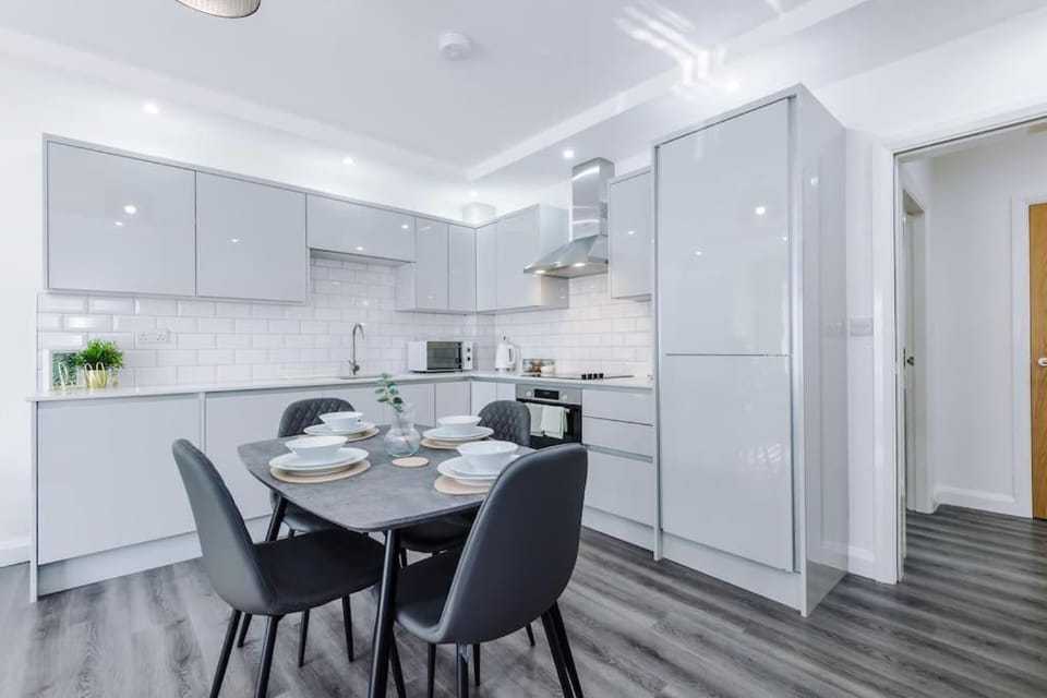 Coffee/tea facilities, Kitchen or kitchenette, Dining area, dishwasher, oven, stove, toaster