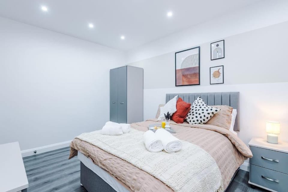 Bed, TV and multimedia, Bedroom, towels, wardrobe