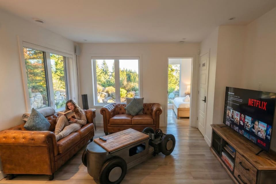 Communal lounge/ TV room, Living room, Seating area