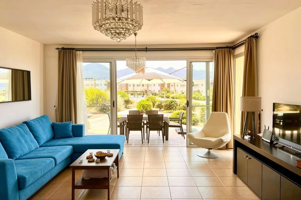 Natural landscape, TV and multimedia, Living room, Seating area, Dining area