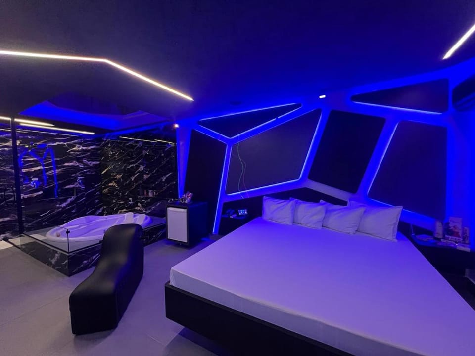 Bed, Photo of the whole room, Evening entertainment, Bedroom, oven, air conditioner