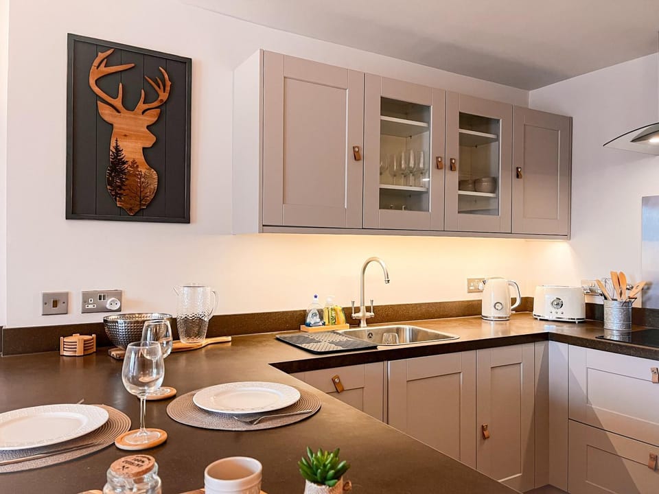 Coffee/tea facilities, Kitchen or kitchenette, Dining area, stove, kitchen