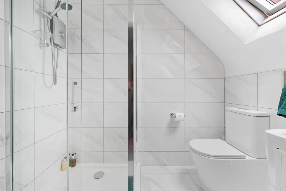 Shower, Toilet, Bathroom, towels