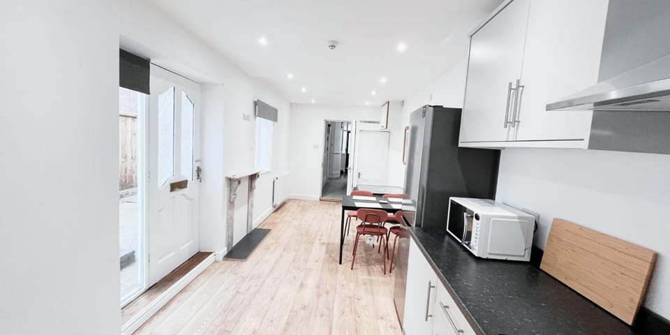 TV and multimedia, Kitchen or kitchenette, Dining area, oven, stove