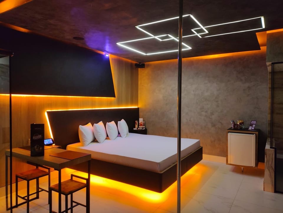 Bed, Dining area, Bedroom, oven, air conditioner