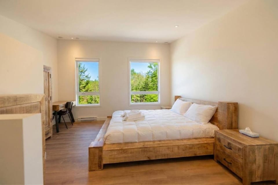 Elios Private Spa & BBQ, Lake & Golf Chalet in Quebec