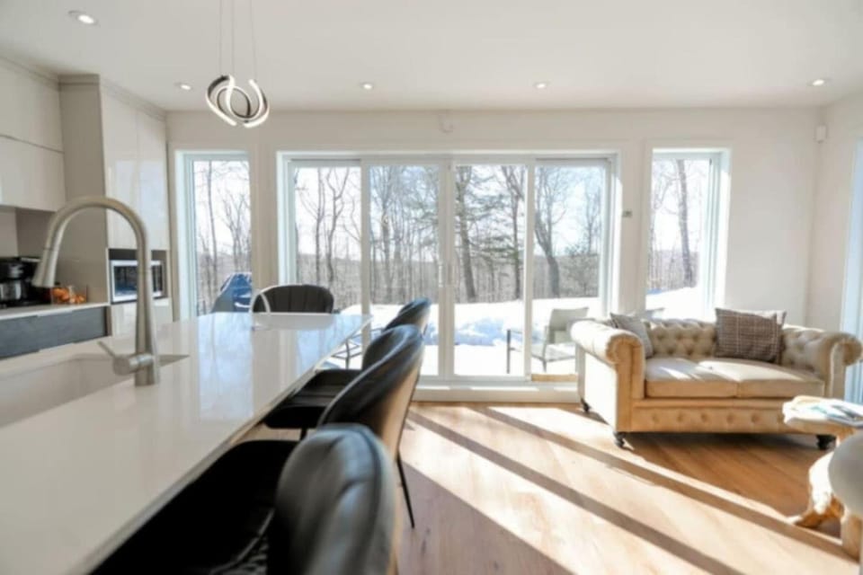 Elios Private Spa & BBQ, Lake & Golf Chalet in Quebec