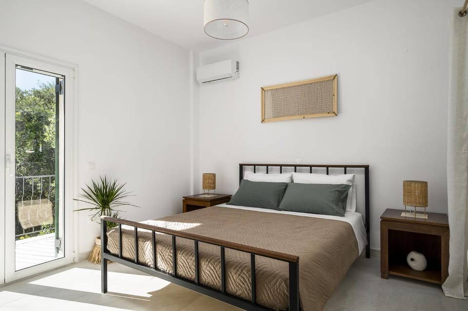 Bed, Photo of the whole room, Bedroom, air conditioner