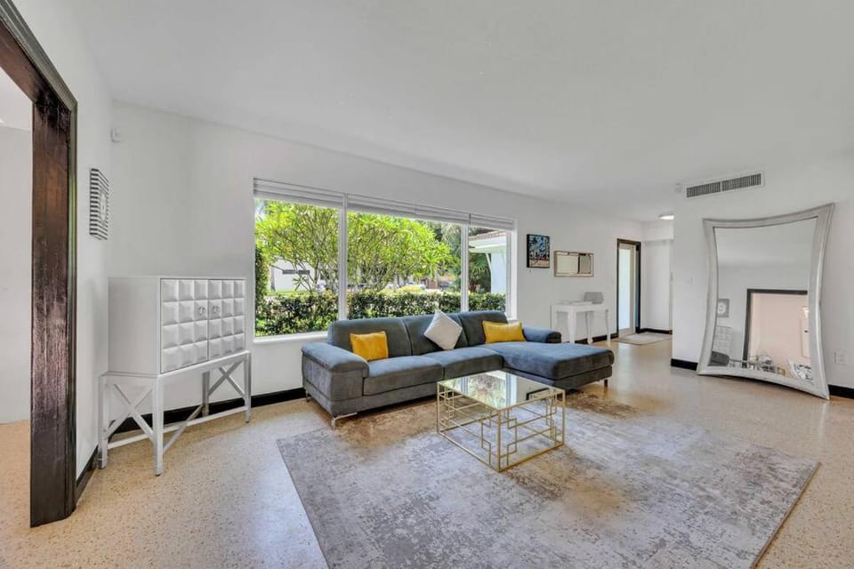 Modern Tropical Pool House North Miami Hot Tub House in El Portal