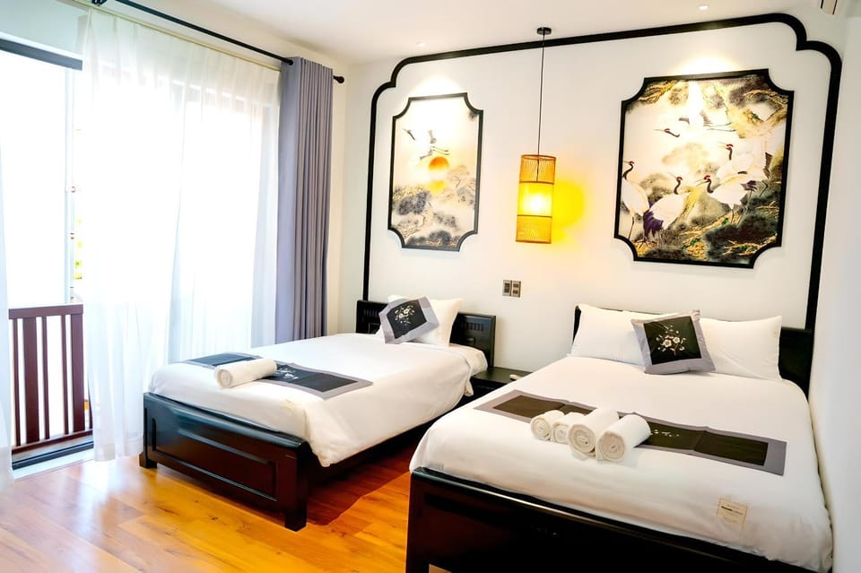 Bed, Photo of the whole room, Decorative detail, Bedroom, Street view, towels