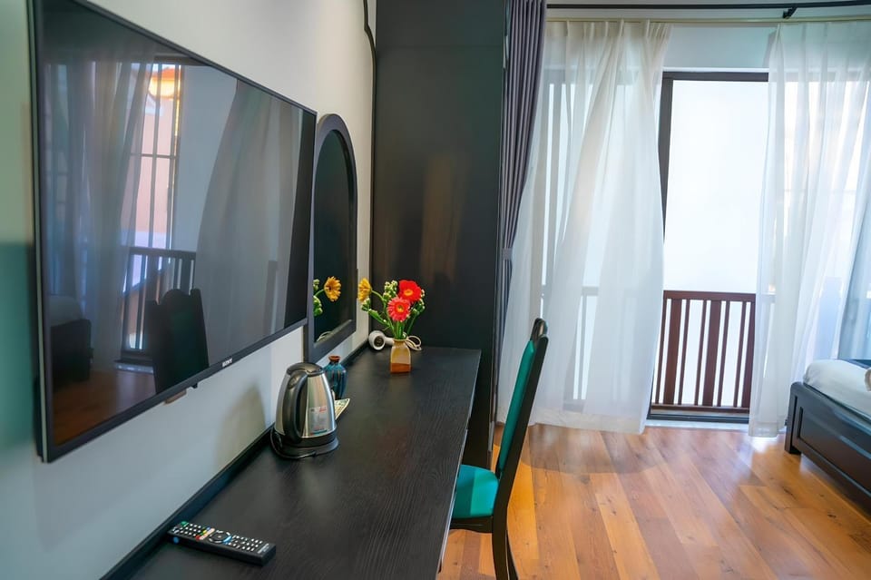 Bed, TV and multimedia, Coffee/tea facilities, View (from property/room), Decorative detail, Seating area, Bedroom, Street view, Quiet street view, hair dryier