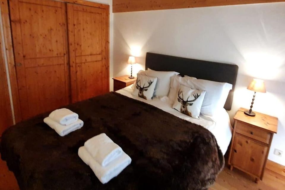 Bed, Bedroom, towels, wardrobe