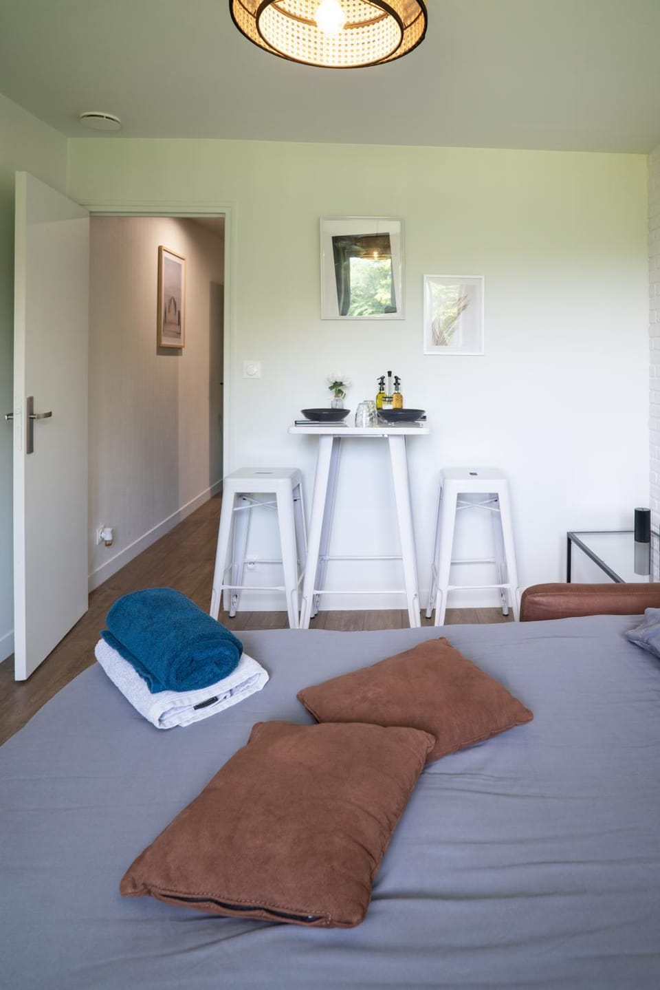 Bed, Photo of the whole room, Seating area