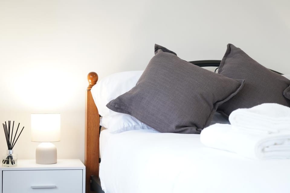 Bed, Bedroom, towels