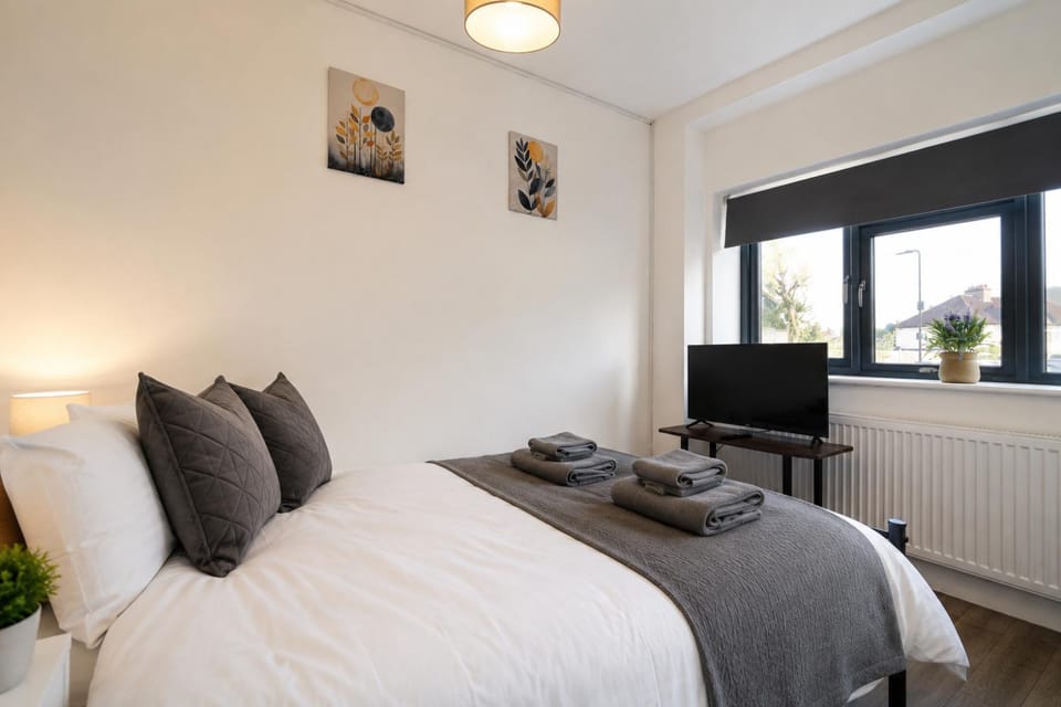 Bed, TV and multimedia, Photo of the whole room, Bedroom, internet, towels