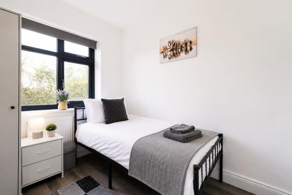 Bed, Bedroom, towels