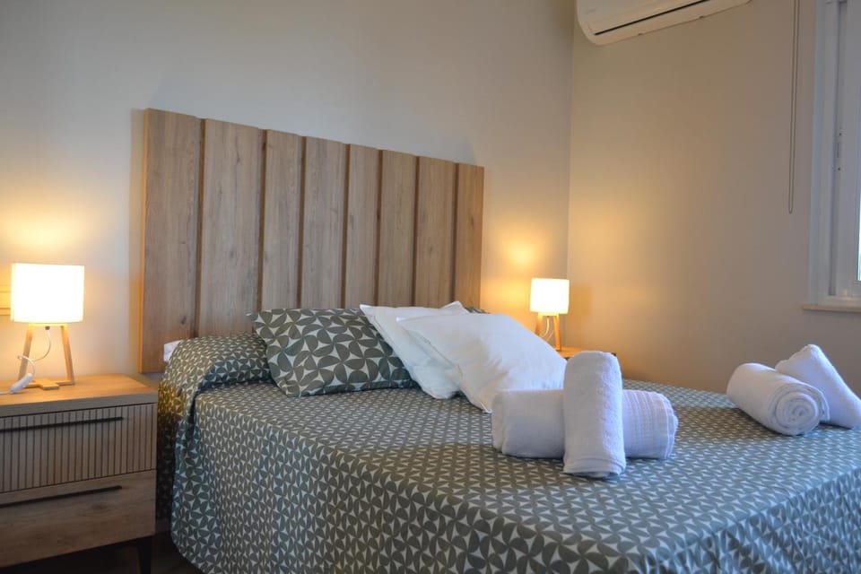 Bed, Bedroom, air conditioner