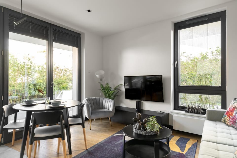 TV and multimedia, Living room, Seating area, Dining area, Garden view