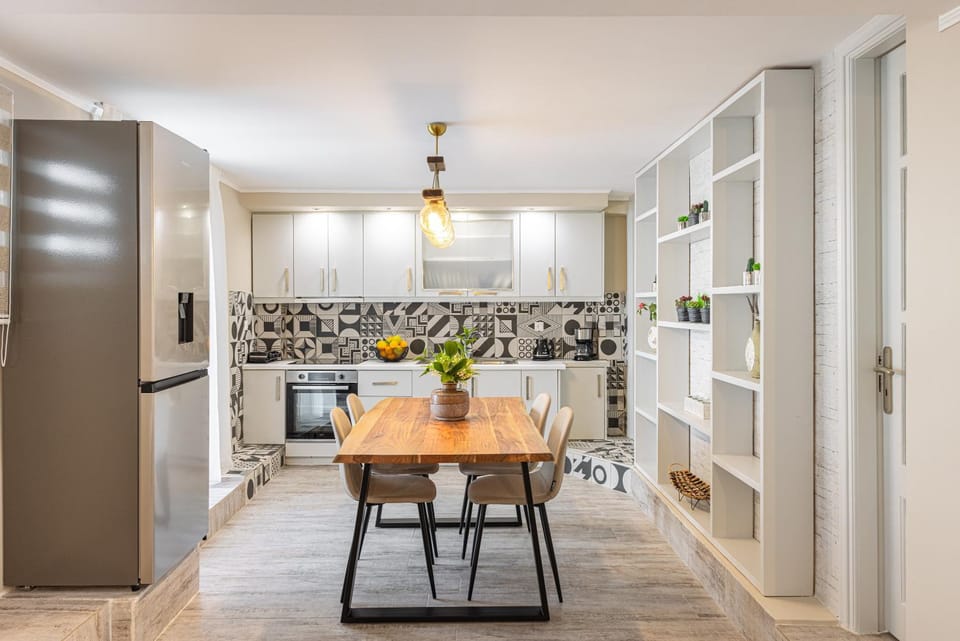 Kitchen or kitchenette, Dining area