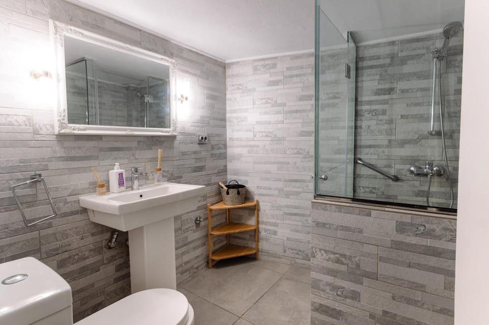 Shower, Toilet