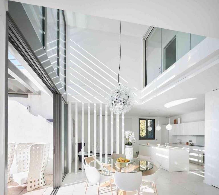 Splendid villa with Overflowing swimming pool Villa in Nice