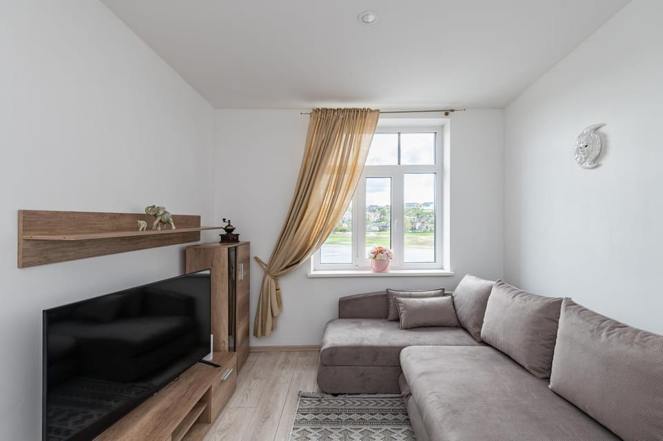 TV and multimedia, Living room, Seating area, Evening entertainment