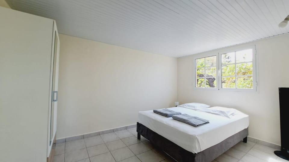 Bedroom, fireplace, storage, towels, wardrobe
