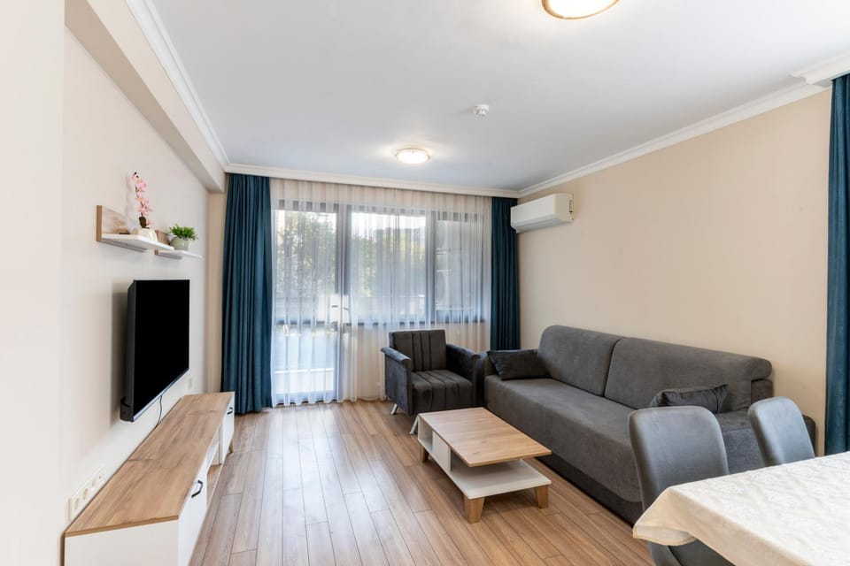 TV and multimedia, Living room, Seating area, Evening entertainment