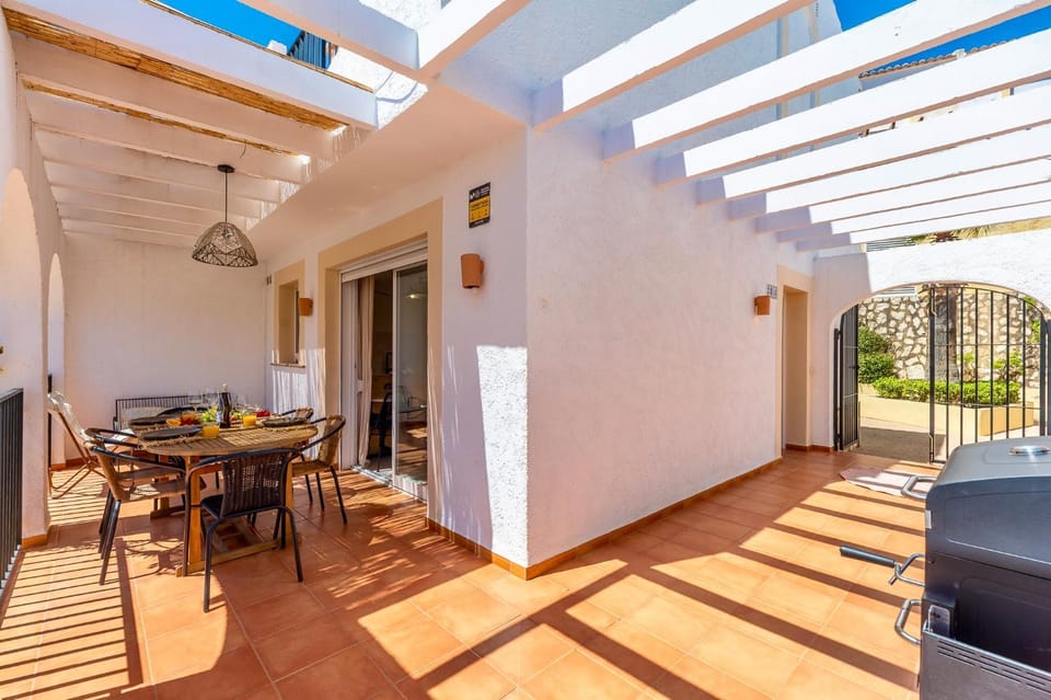 Casa Flora Bungalow con piscinas en Calp Apartment in Calp