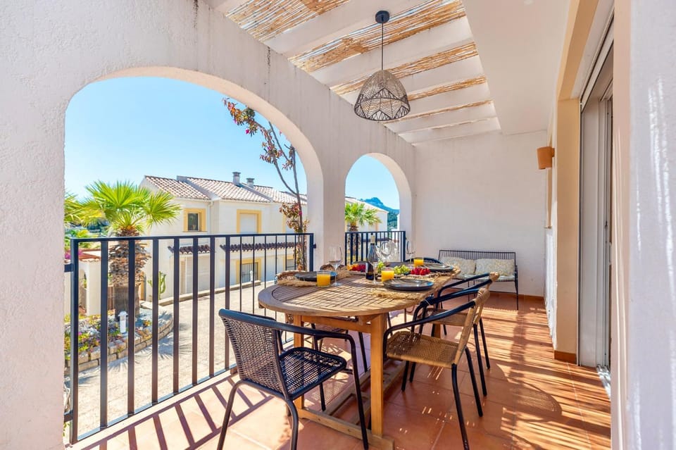 Casa Flora Bungalow con piscinas en Calp Apartment in Calp