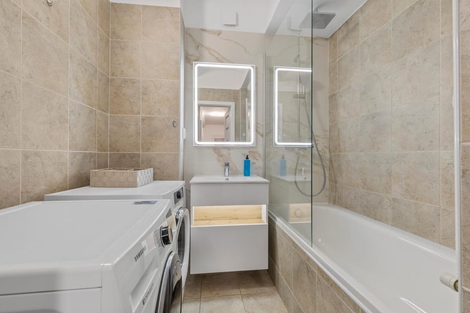Shower, Bathroom, Bath, towels, washing machine, dryer