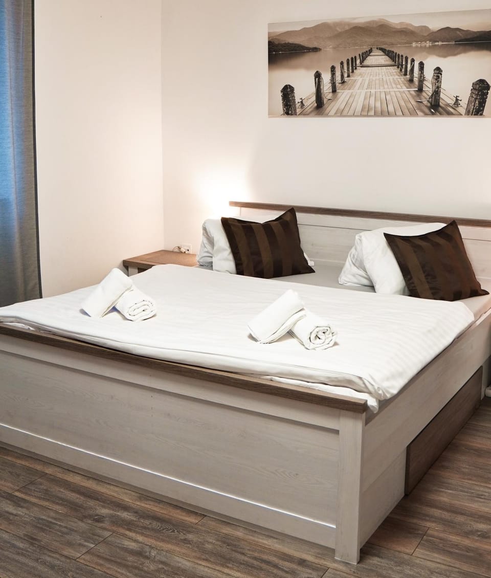 Bed, towels