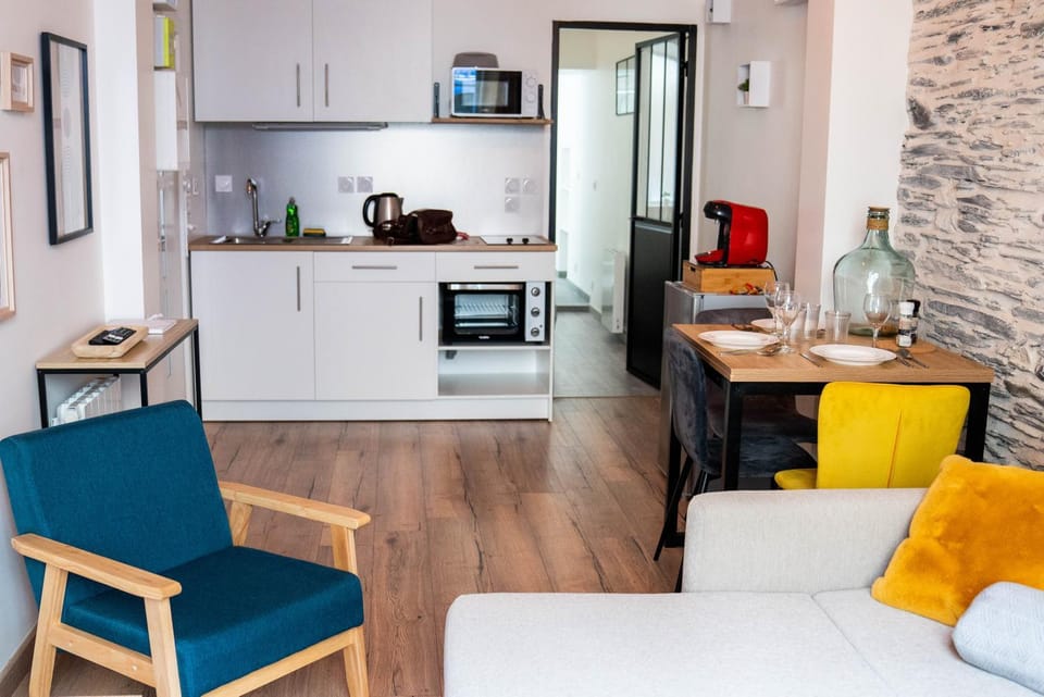 Kitchen or kitchenette, Dining area, oven, stove