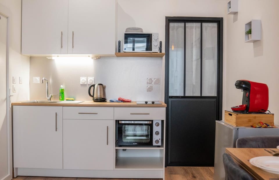 Coffee/tea facilities, Kitchen or kitchenette, oven, stove