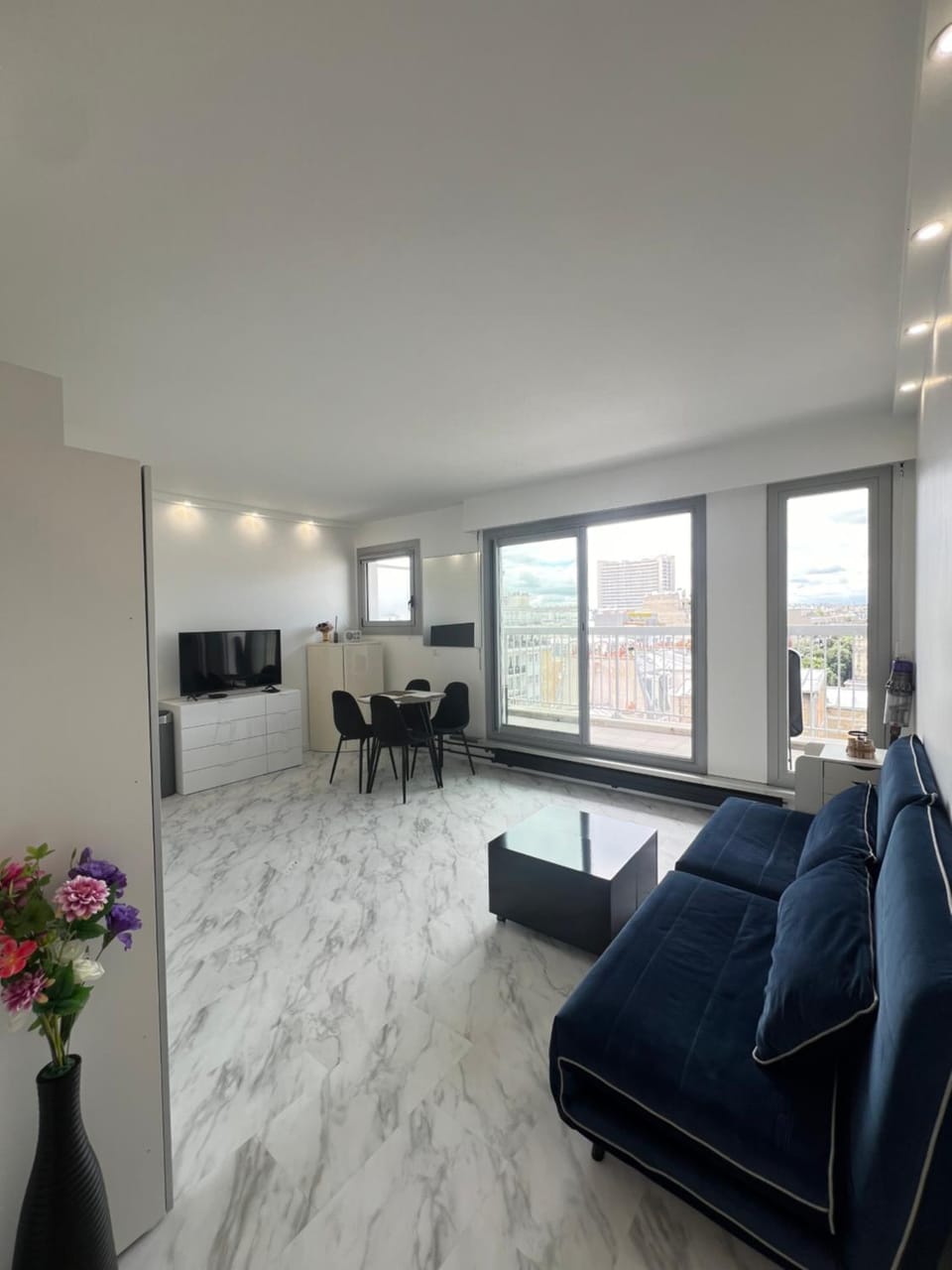 Seating area, Dining area