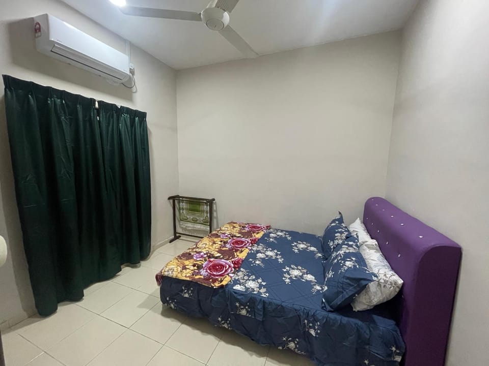 Bed, Bedroom, fireplace, air conditioner