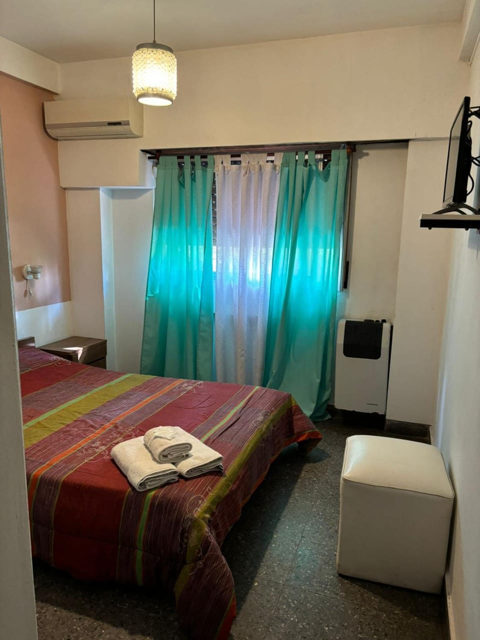 Bed, TV and multimedia, Photo of the whole room, Bedroom, Lake view, towels, air conditioner