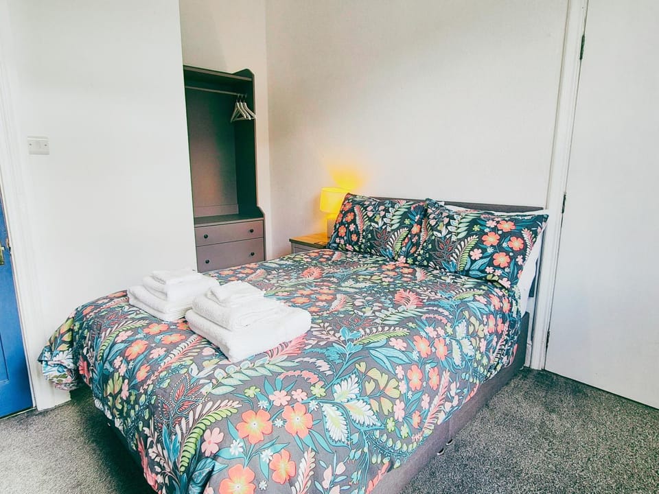 Bed, Bedroom, towels, wardrobe