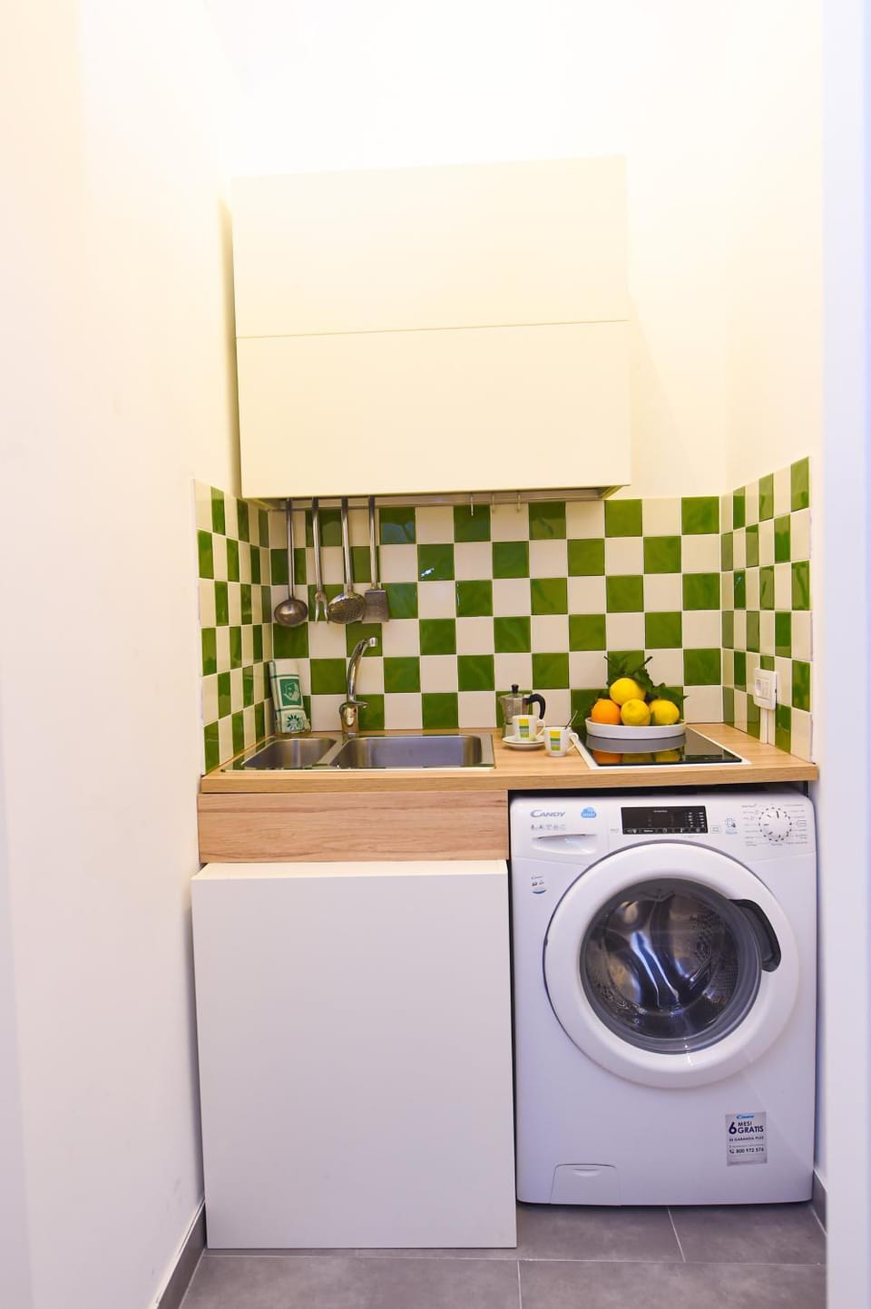 Kitchen or kitchenette, minibar, washing machine