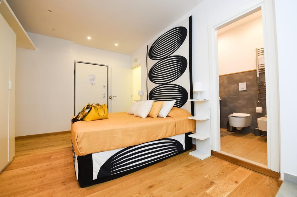 Bed, Photo of the whole room, Decorative detail, Bedroom, air conditioner