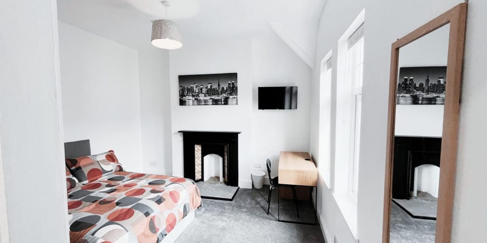 Bed, TV and multimedia, Bedroom, internet