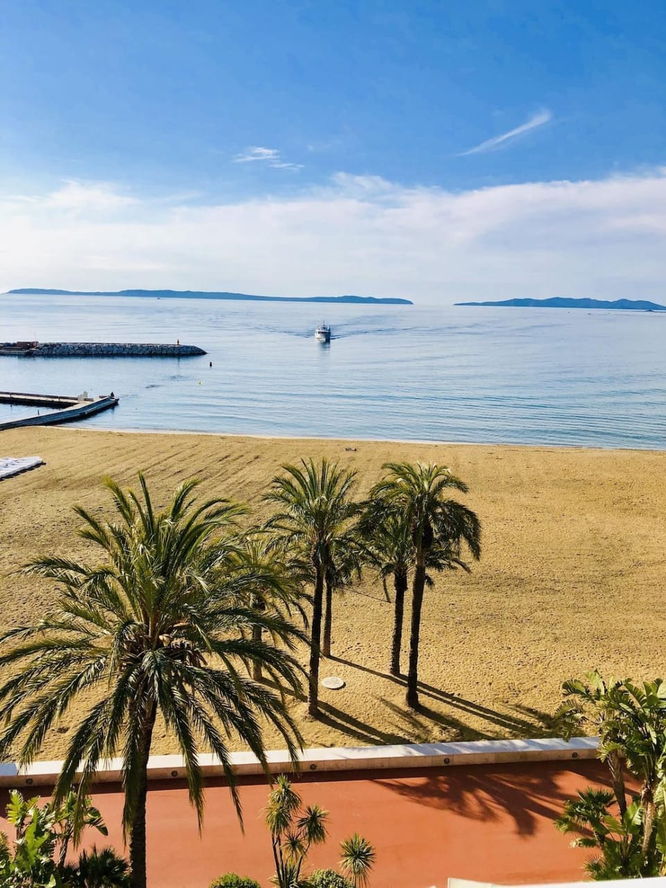 T3 FRONT de mer dernier étage vue mer Petit havre de paix pour vos vacances Emplacement unique vue mer panoramique à 180 degrés pour ce T3 en face de la plage front de mer vue sur les iles 5 et dernier étage avec ascenseur Apartment in Le Lavandou