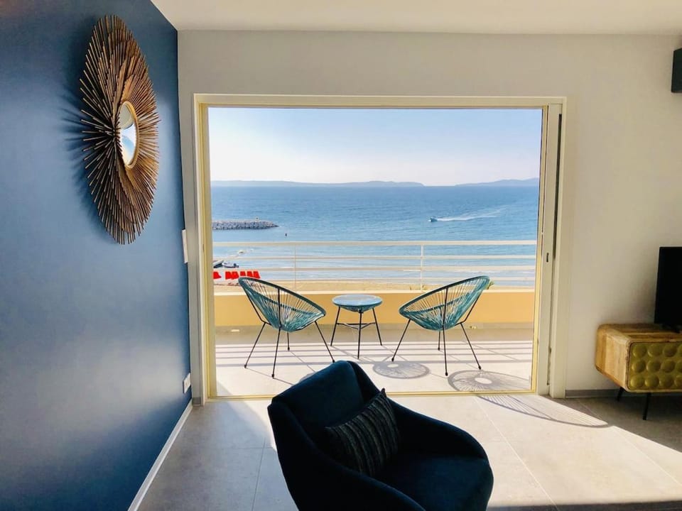 T3 FRONT de mer dernier étage vue mer Petit havre de paix pour vos vacances Emplacement unique vue mer panoramique à 180 degrés pour ce T3 en face de la plage front de mer vue sur les iles 5 et dernier étage avec ascenseur Apartment in Le Lavandou