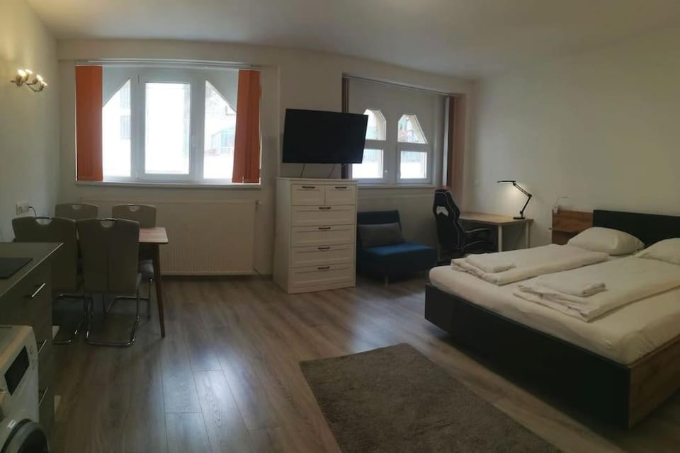 Bed, Photo of the whole room, Seating area